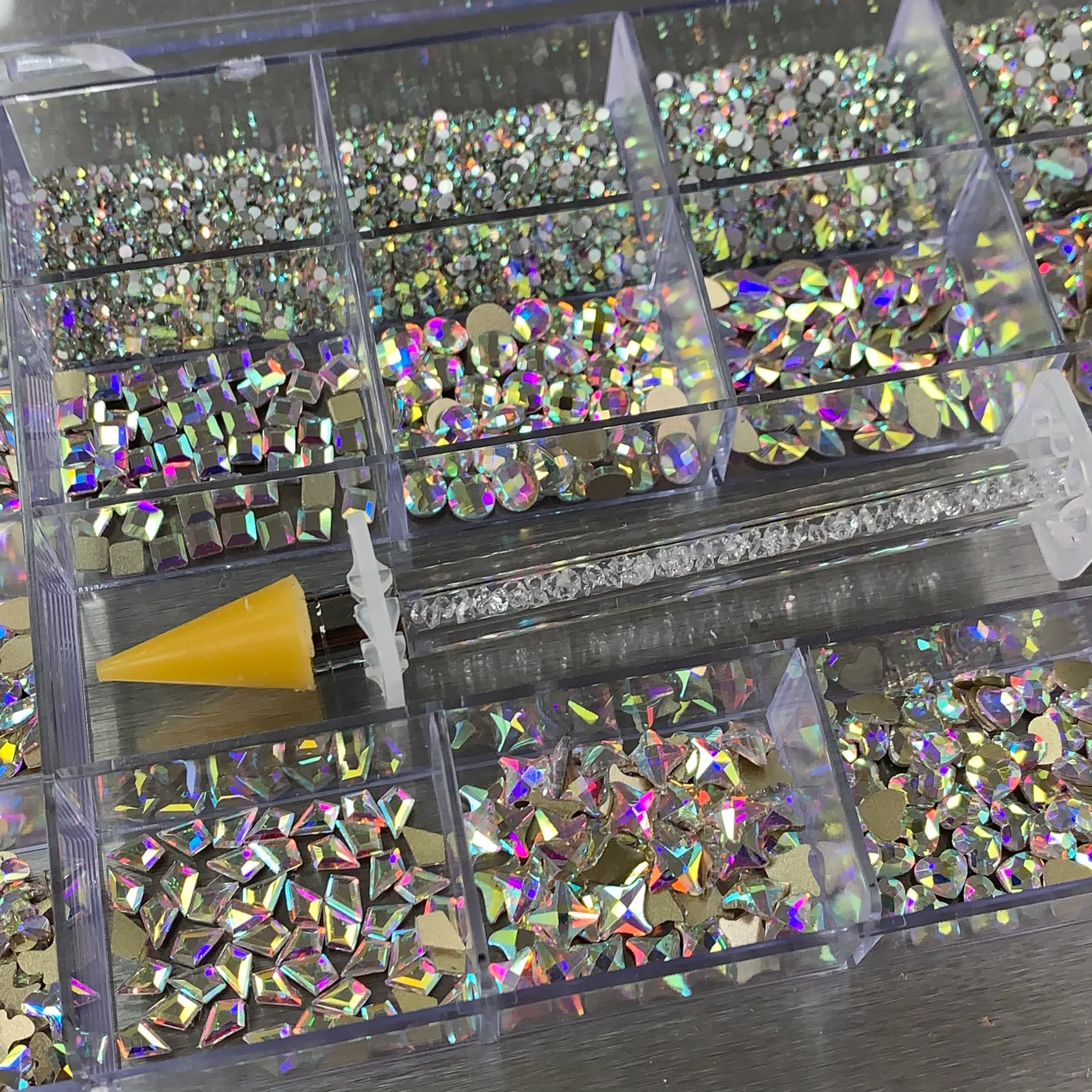 [AB Iridescent gold-back] Rhinestones set - 20 cells - 14 big shapes and 6 round shapes - Image 3