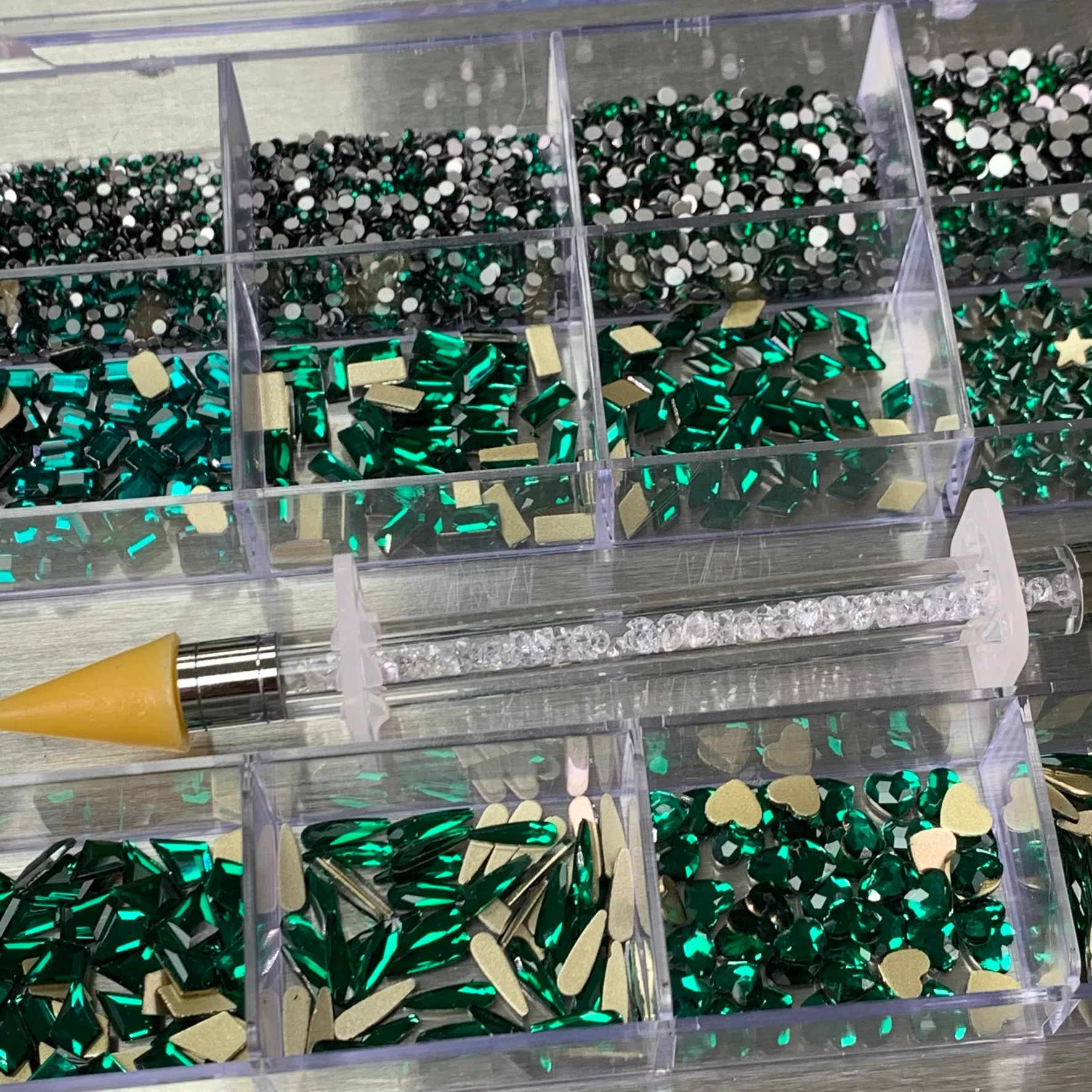 [Emerald Green] Rhinestones set - 20 cells box - 14 big shapes and 6 round shapes - Image 3