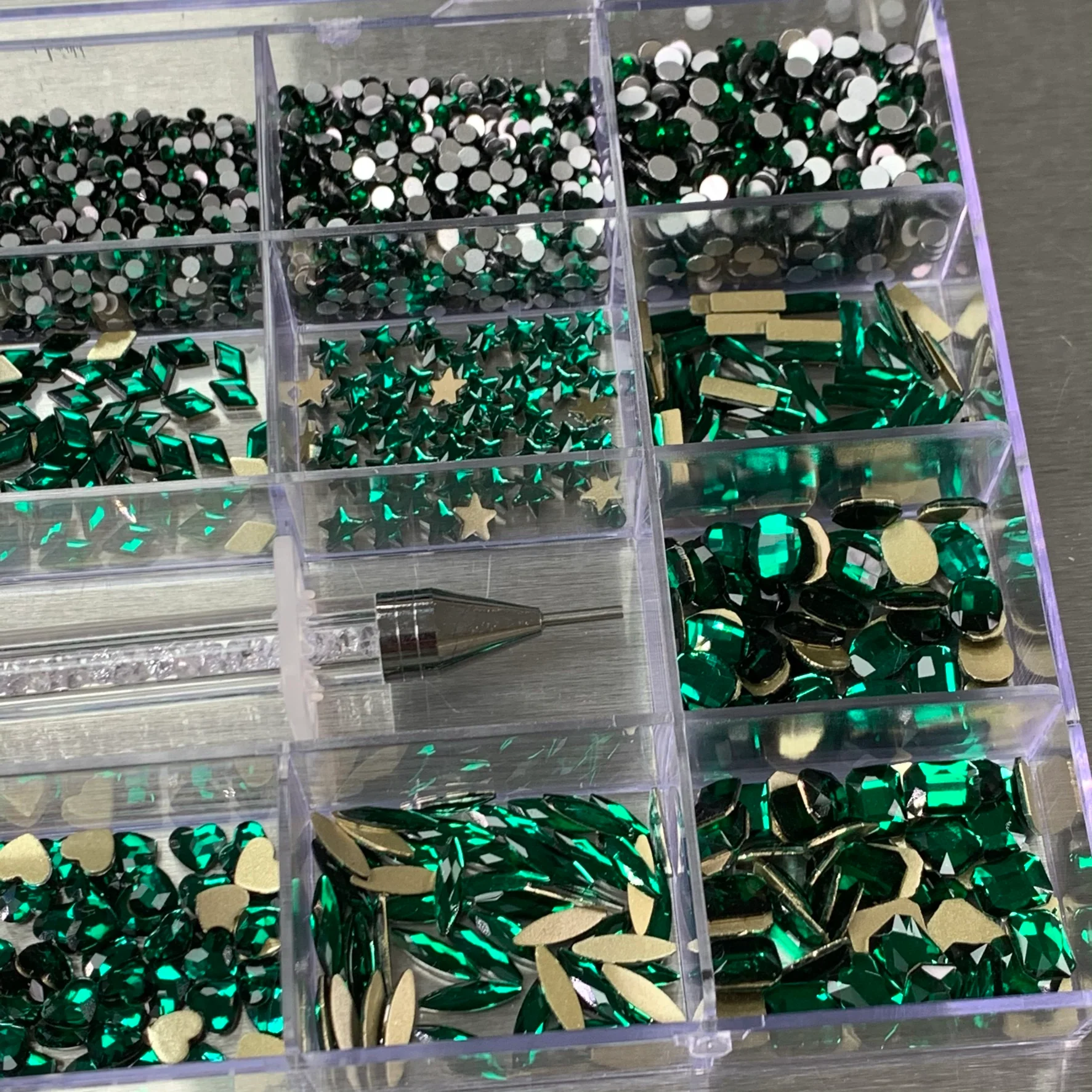 [Emerald Green] Rhinestones set - 20 cells box - 14 big shapes and 6 round shapes - Image 4