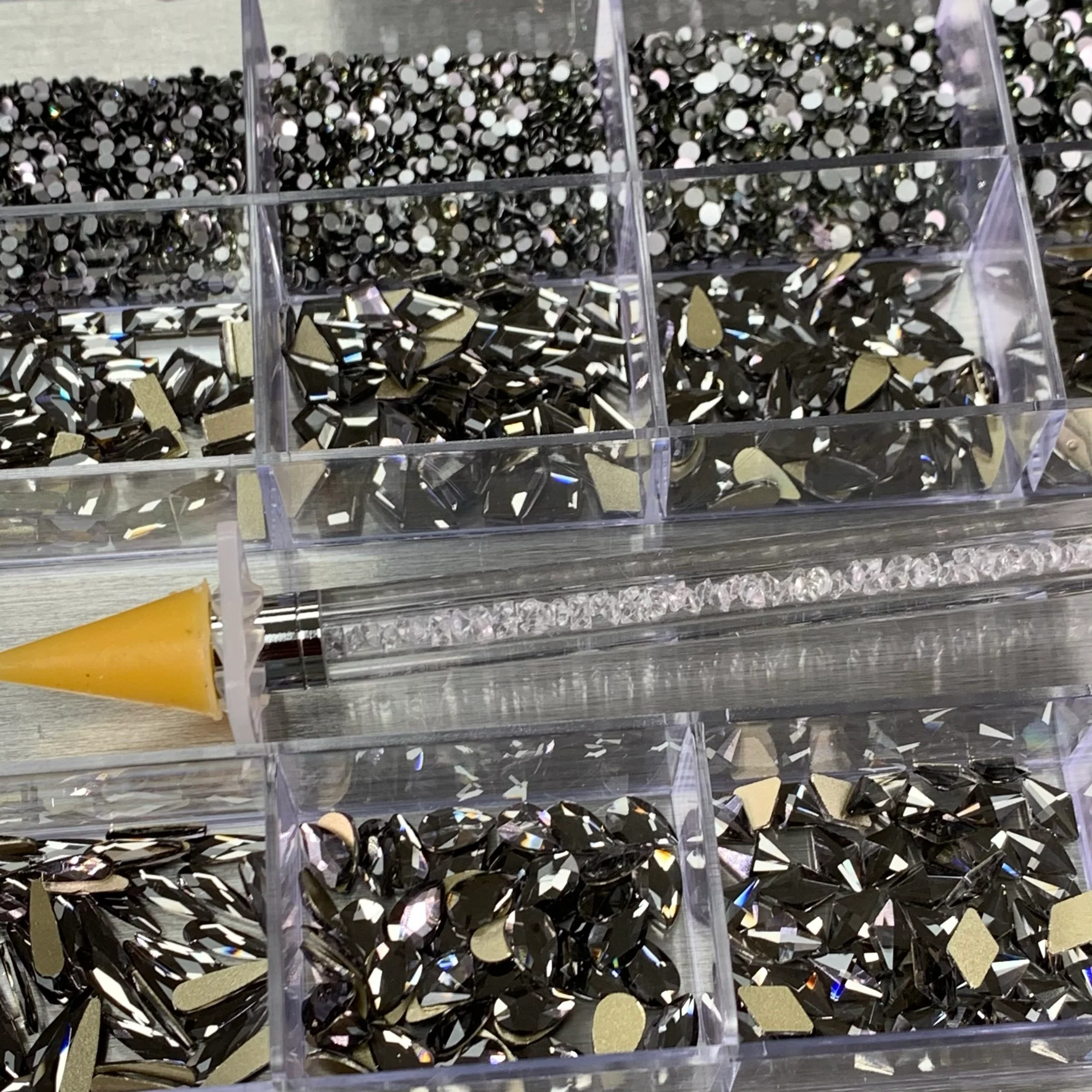 [Titanium gold-back] Rhinestones set - 20 cells box - 14 big shapes and 6 round shapes - Image 3